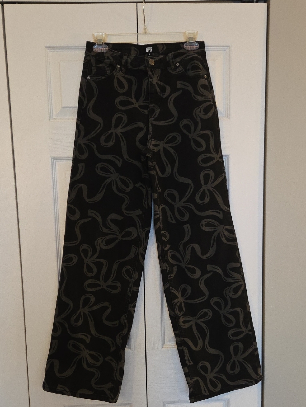 NYC Black Wide-Leg Pants with Gray Ribbon Print